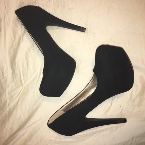 BLACK HEELS - Picture 1 of 3