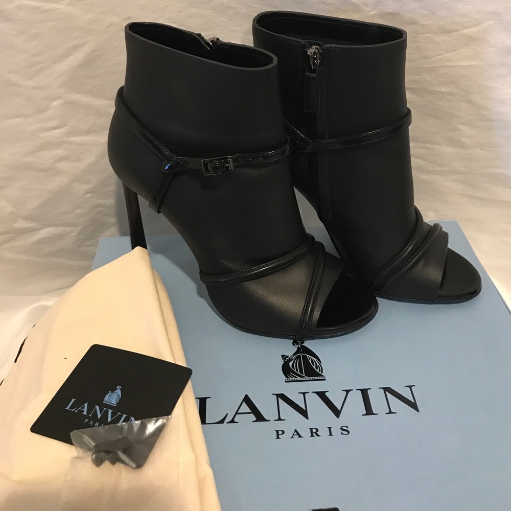LANVIN BLACK HEEL ZIP UP BOOTIE $1380.00 retail