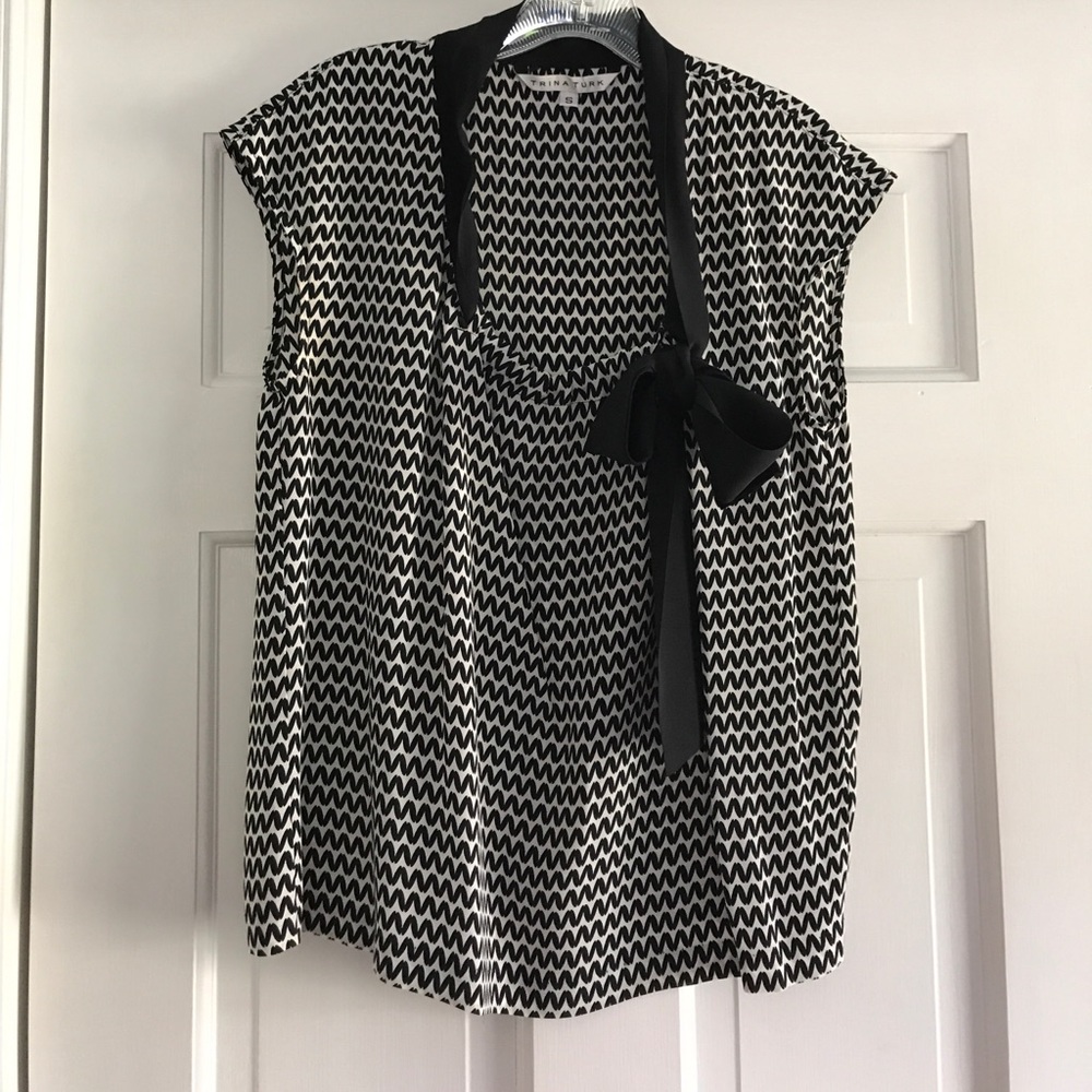 Trina Turk Black/White Printed Silk Blouse (VGUC)