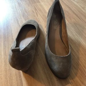 Aldo tan suede wedges size 7.5