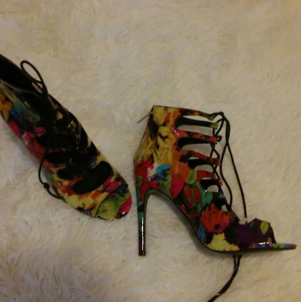 Steve Madden Floral lace up