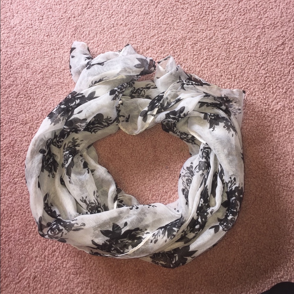 Candies Black & white flowered scaf