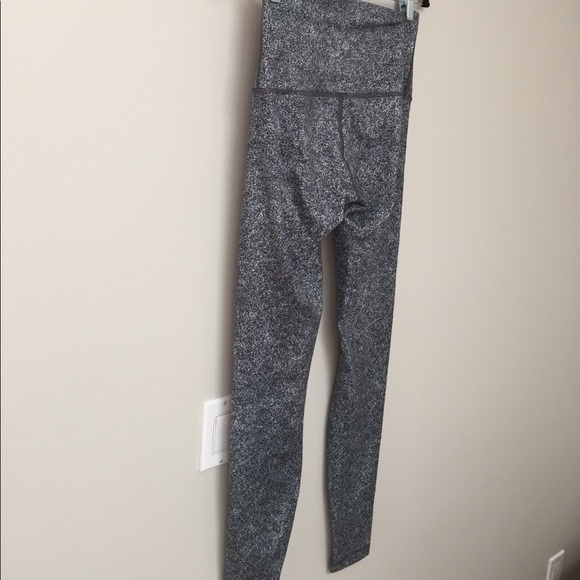 Size 8 Lululemon high rise wunder under pant EUC! - Picture 3 of 4