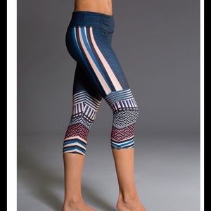onzie capri leggings graphic print XS/S