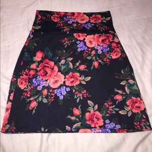 Rose pattern pencil skirt
