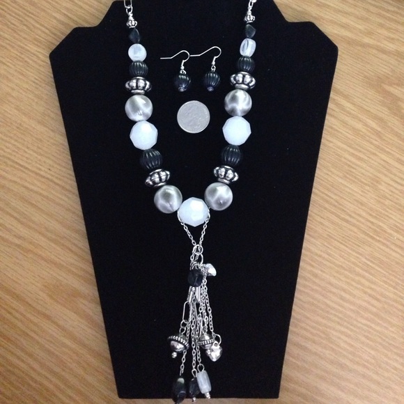 Jewelry - Two piece set earrings and necklace