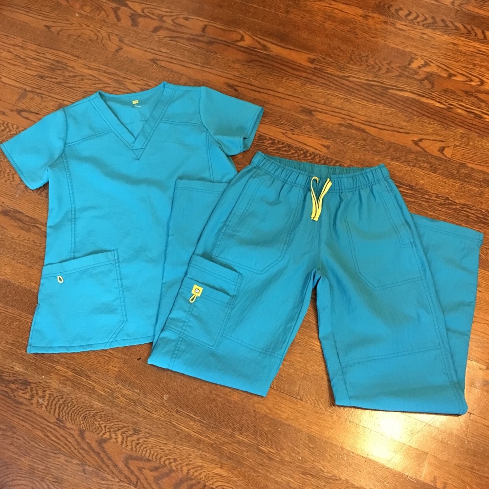 Wonderwink scrub top and bottom