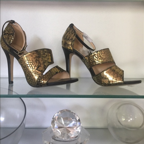 NWOT Beautiful Ankle Strap Heels - Picture 1 of 5