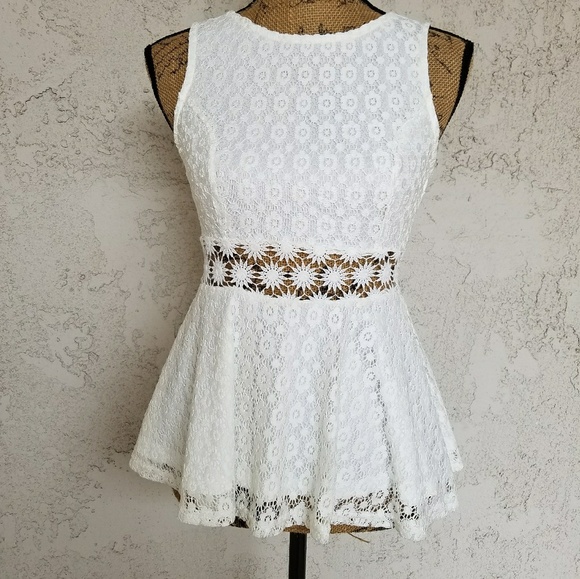 Haute Monde Tops - 🆕266) White flower pattern peplum top