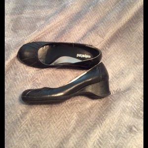 Really cute low wedge heels, comfy