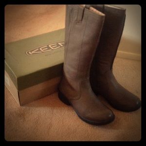 Keen taupe boots
