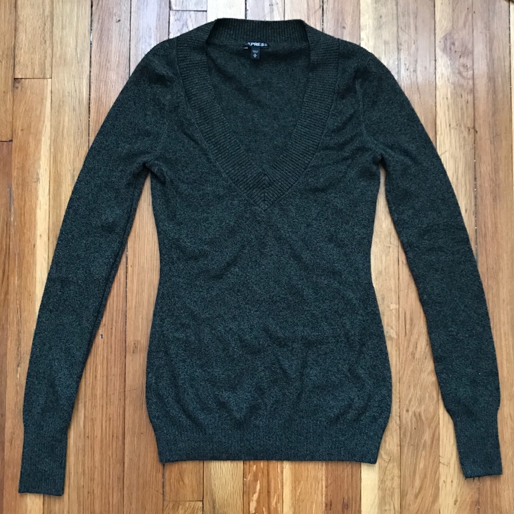 *SALE 💞 Express V Neck Long Sleeve Sweater; NWOT!