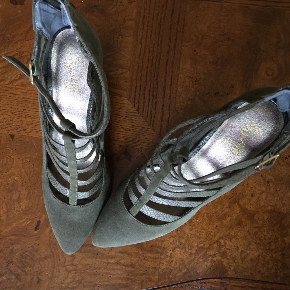 forrest green seychelles heels never worn