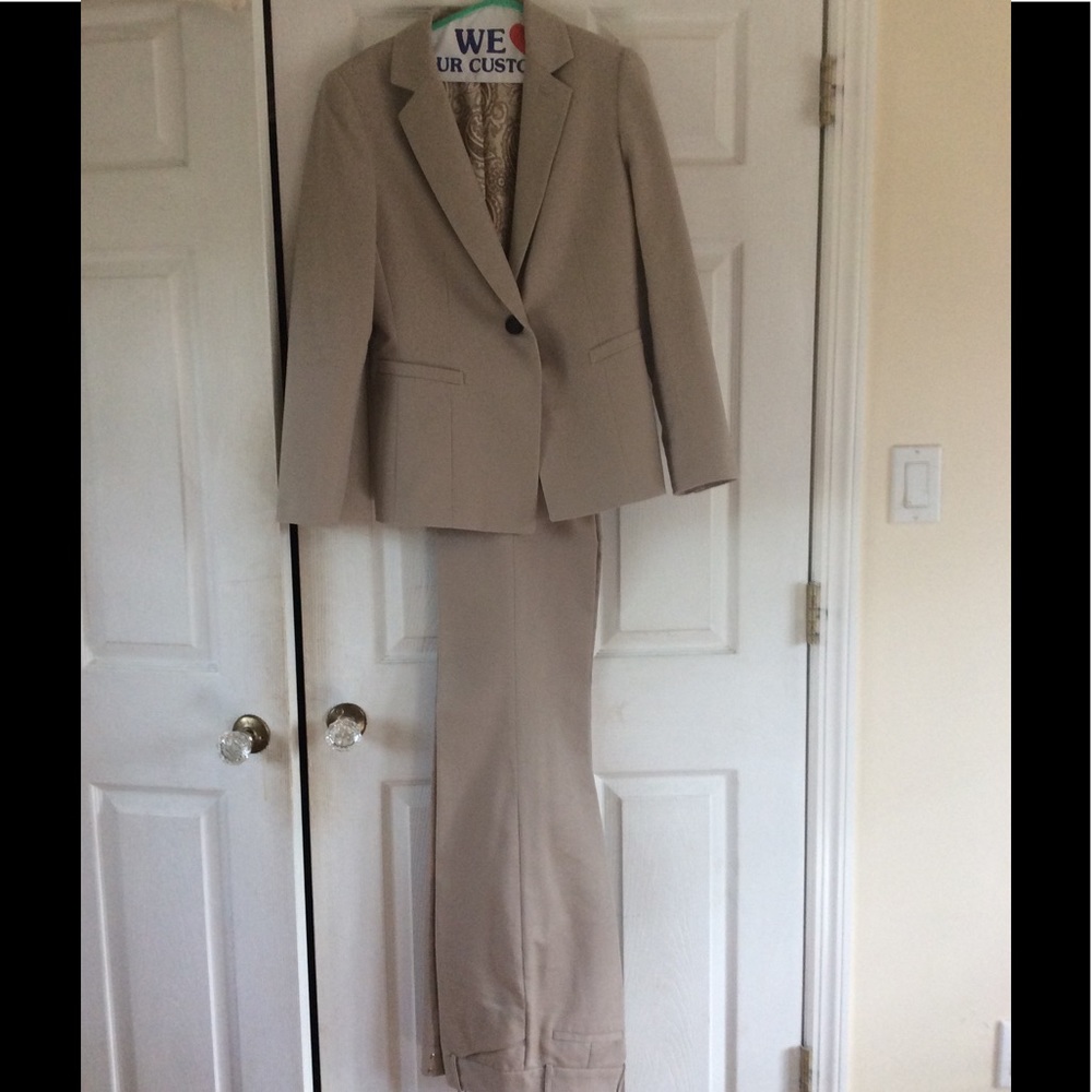 Pants suit