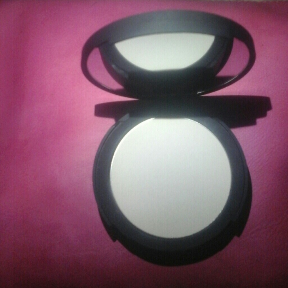 Bye Bye Pores Pressed Finishing Powder