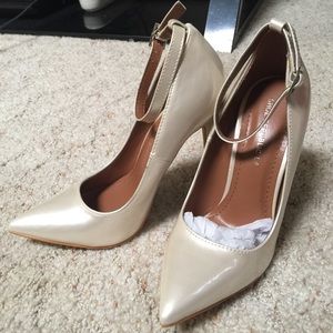 Pearl pointed toe heels ‼️