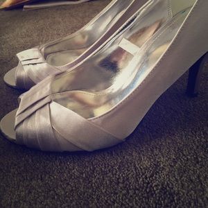 Tevolio size 9 silver satin peep toe pumps bridal