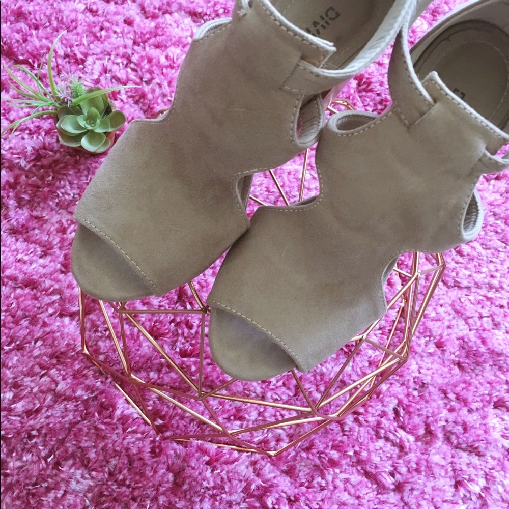 H & M Divided Heels - Picture 2 of 6