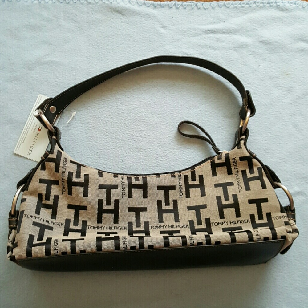 Small Tommy Hilfiger purse