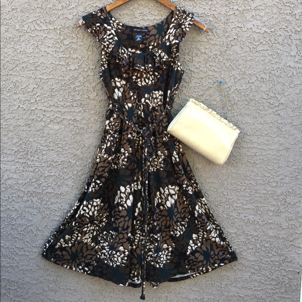 Pretty dress with clutch
