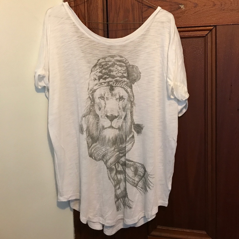 White over sized tee with lion