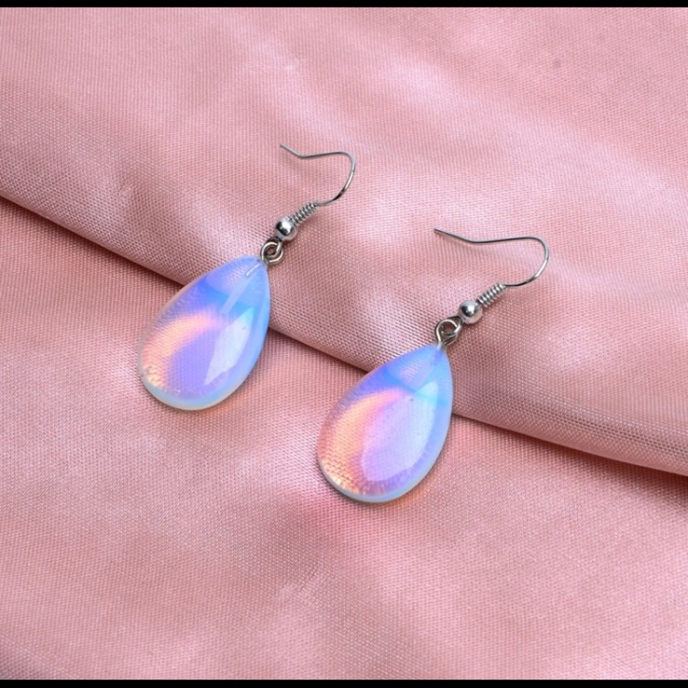 Delilah Earrings - Picture 1 of 3