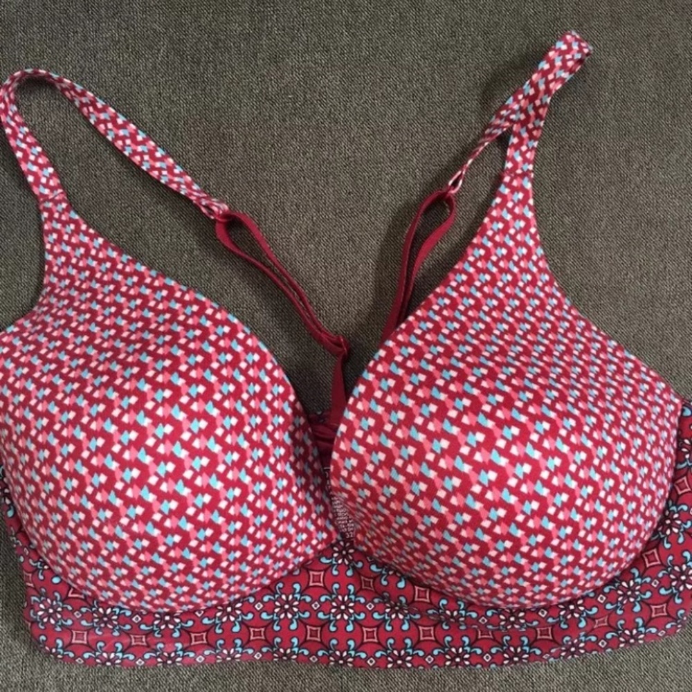 32DD Victoria Secret bra