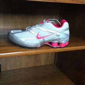 NEW!!! WOMENS NIKE SHOX REVEAL+lll  SIZE 10