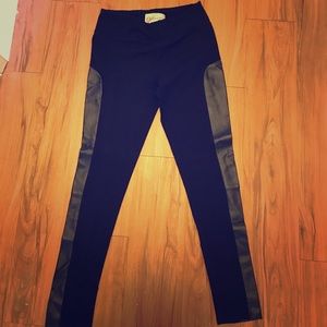 Black leggings ( leather on the side)