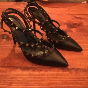 Valentino Noir Rockstud Pumps
