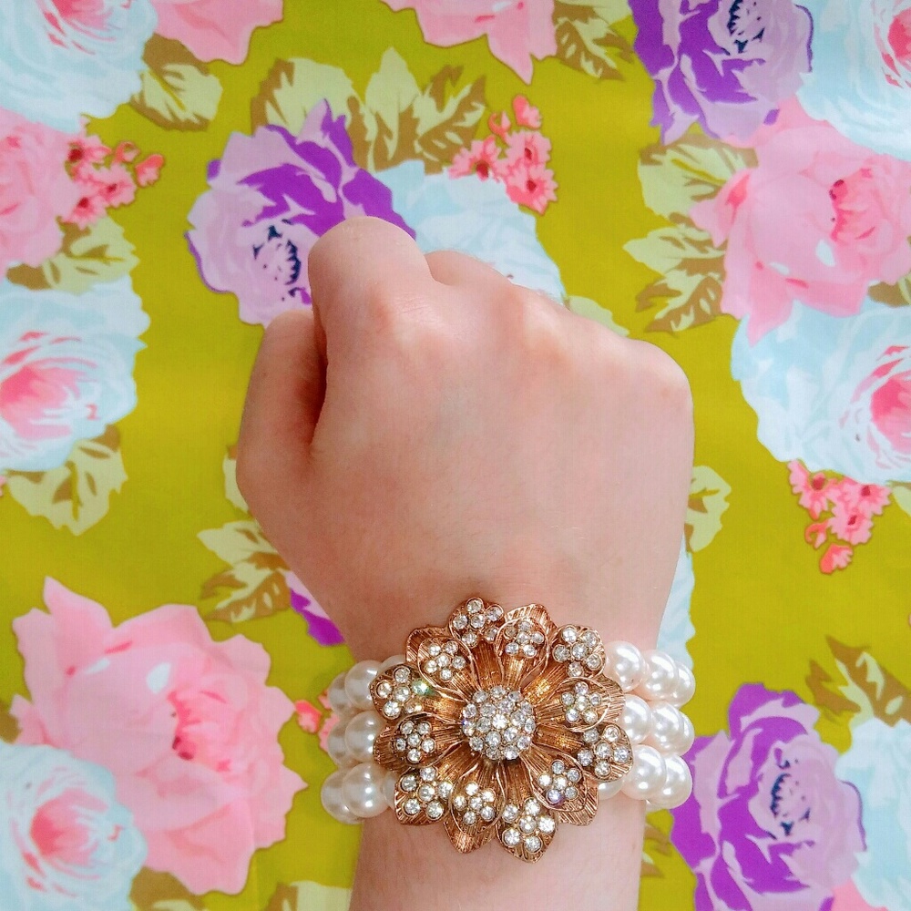 Elegant gold diamond floral pearl bracelet