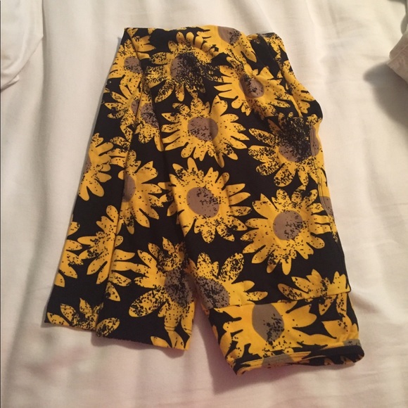 LuLaRoe Pants - 🌻LuLaRoe Sunflower OS Legging. NWOT🌻