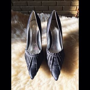 Satin black pointed-toe pleated pumps 👠 🖤