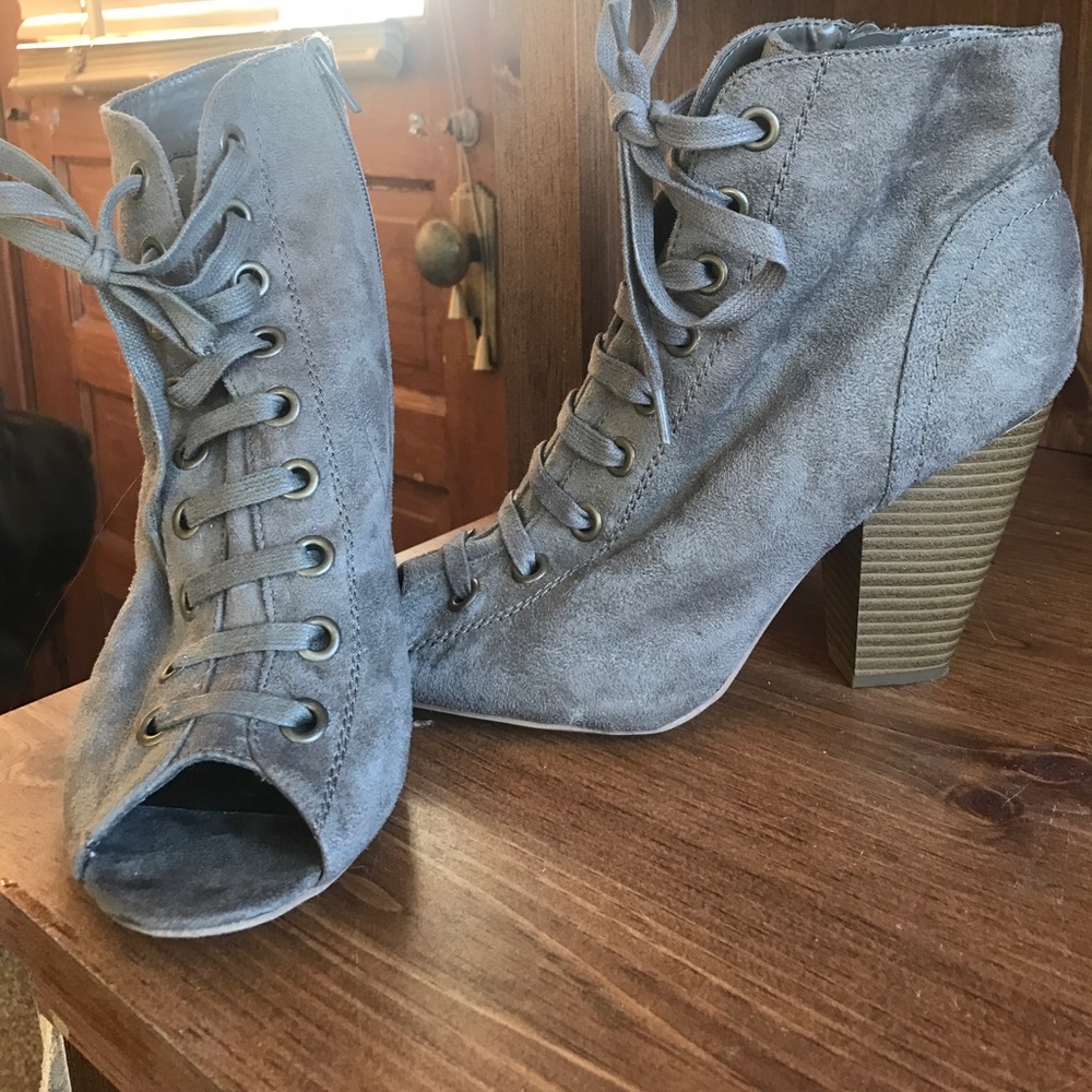 Zip up peep hole booties