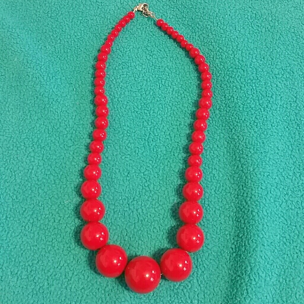 Red retro bead necklace