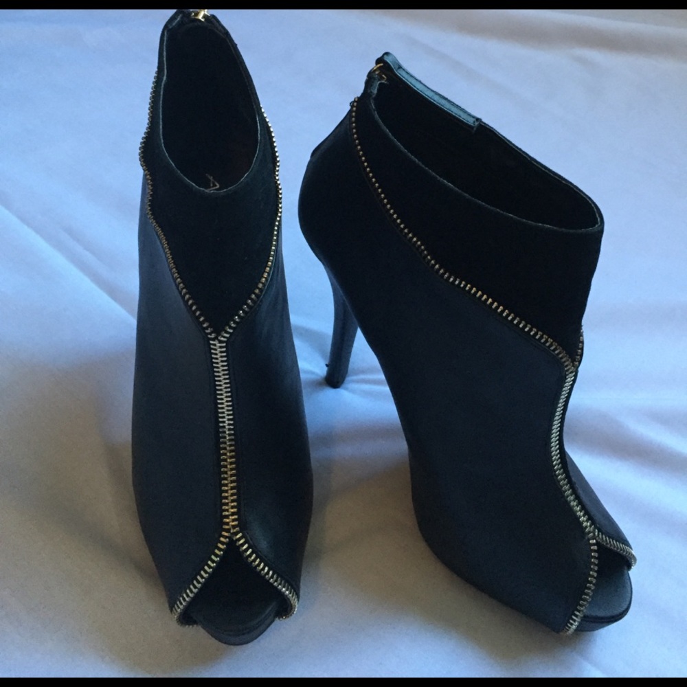 Black leather  peep toe ankle boot w/ gold zipper