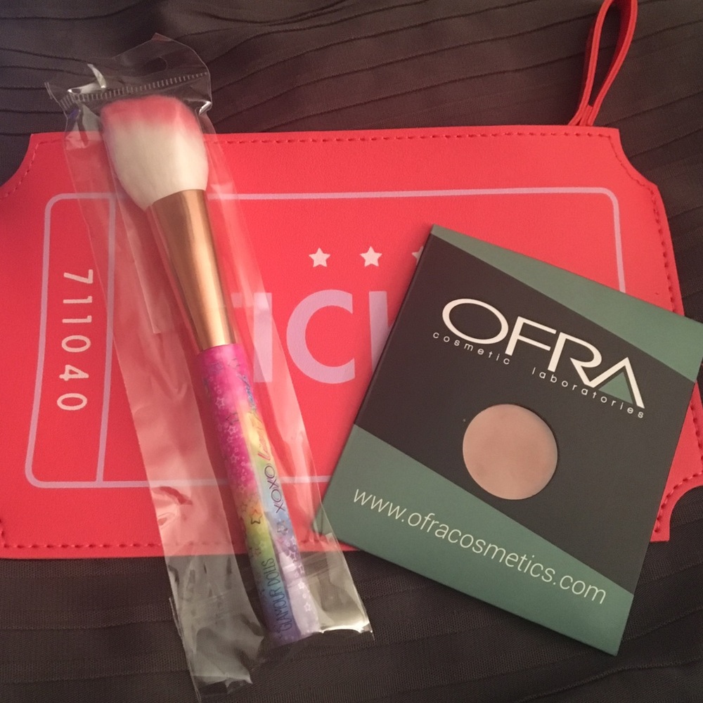 Blush, Brush and Bag Set!