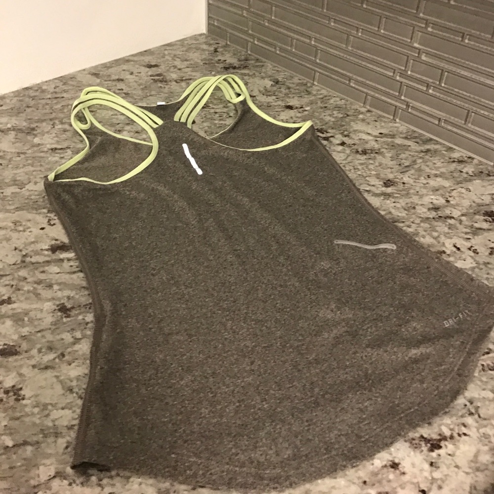 XS Nike Dry fit reflective tank🍀🍀🍀🌹🌹 - Picture 2 of 4