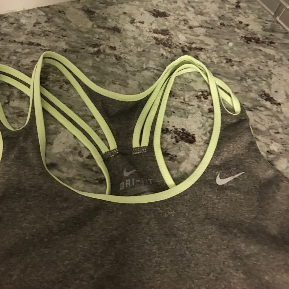 XS Nike Dry fit reflective tank🍀🍀🍀🌹🌹 - Picture 4 of 4