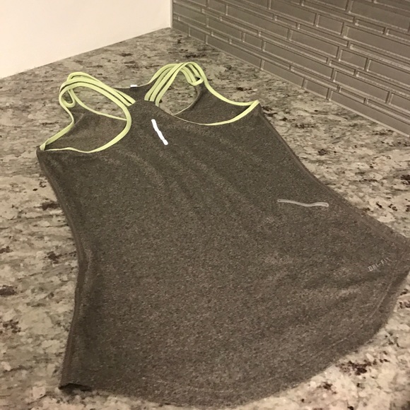 XS Nike Dry fit reflective tank🍀🍀🍀🌹🌹 - Picture 2 of 4