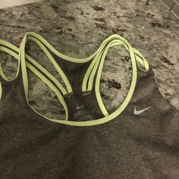 XS Nike Dry fit reflective tank🍀🍀🍀🌹🌹 - Picture 4 of 4