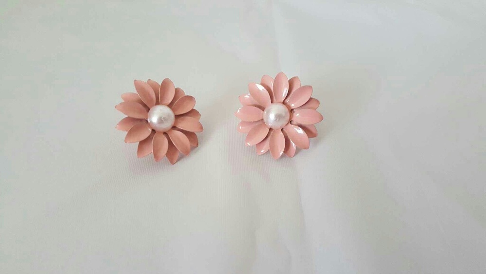 Lovely Daisy Flower Pearl Stud Earrings Ornament