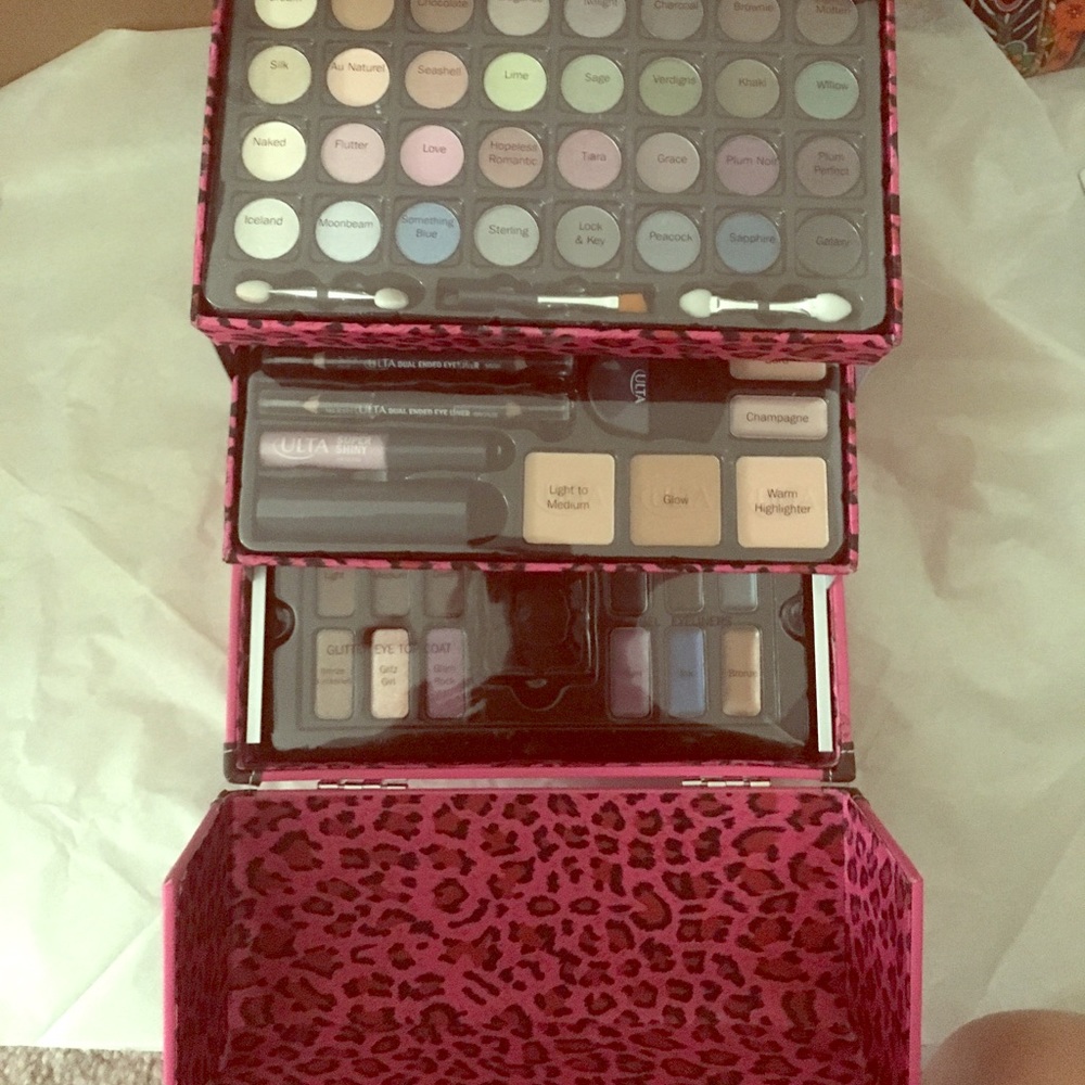 Makeup box with 70 pieces of makeup!