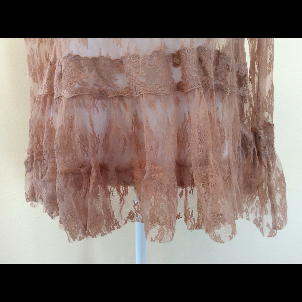 🐚Delicate Lace Top 🐚 - Picture 3 of 4