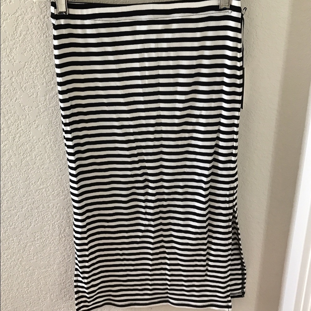 Black and white pencil skirt