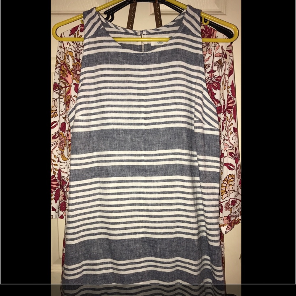 Old navy dress above the knee.