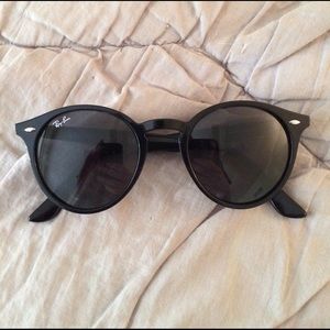 Ray-Ban Round Sunglasses in Black (RB2180)