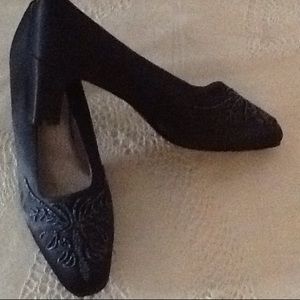 12 WW  NAVY Satin Heels. NEVER WORN