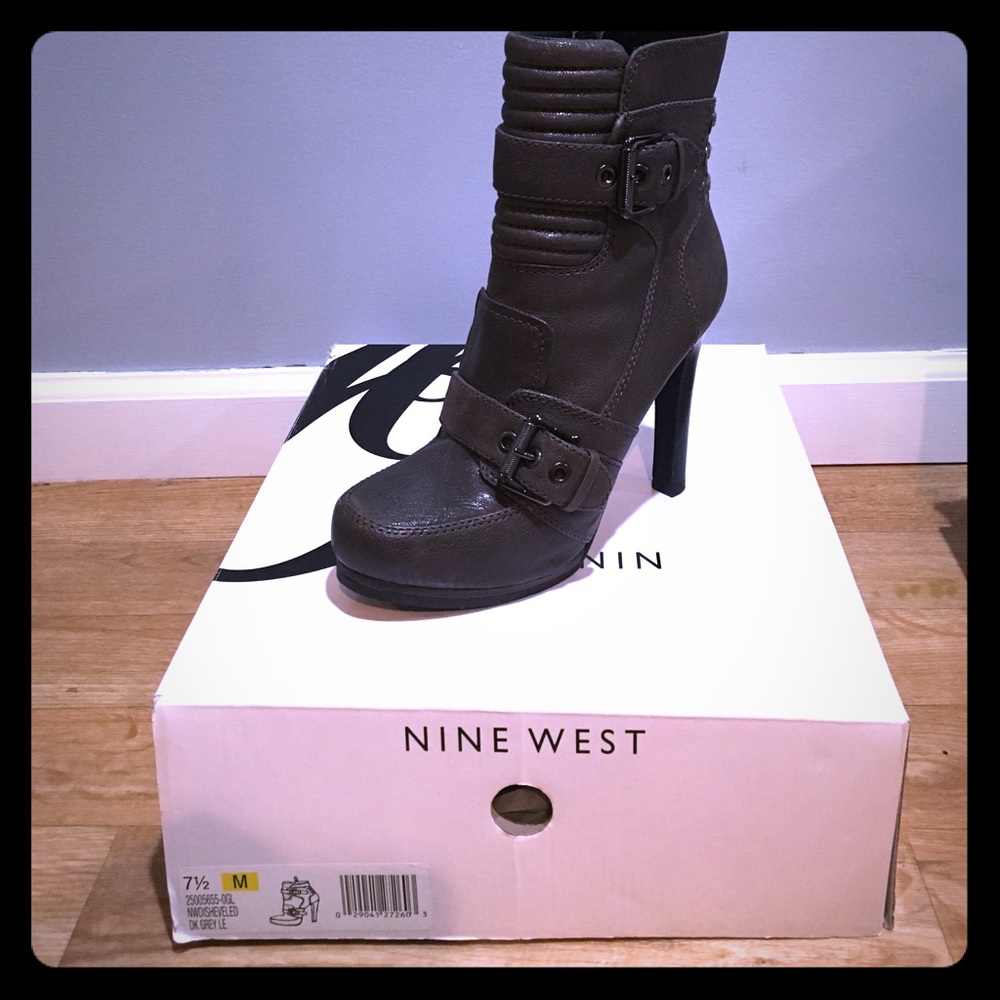 Nine West NW Disheveled in dark gray.