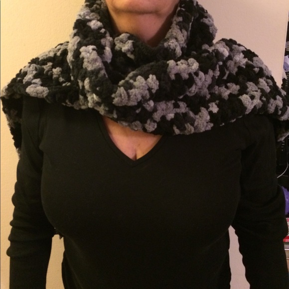 Handmade chenille scarf - Picture 2 of 3